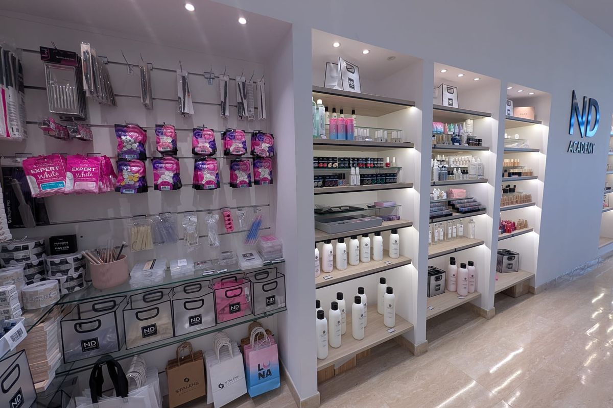 Interior de la tienda Nail Design Academy en San Pedro de Alcántara