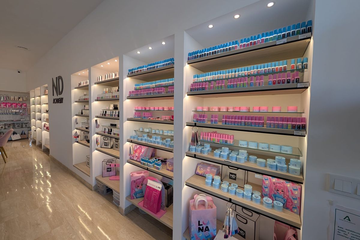 Expositor de herramientas y accesorios de manicura en la tienda